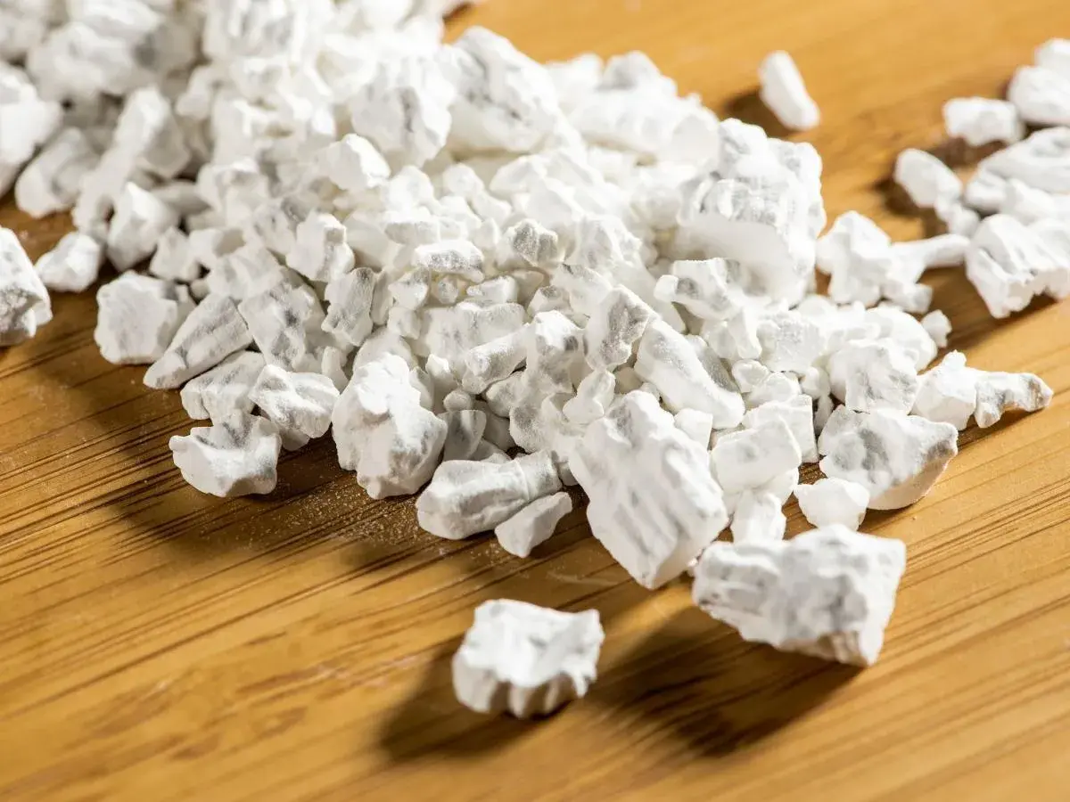 Cumuli di amido di tapioca su fondo di legno. Informazioni su kuzu controindicazioni e usi.