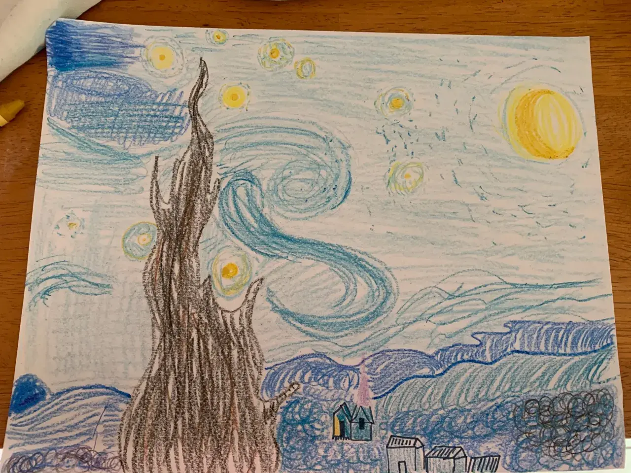 Un dibujo infantil de la noche estrellada de Van Gogh, con un ciprés oscuro, casas y un cielo arremolinado lleno de estrellas amarillas.