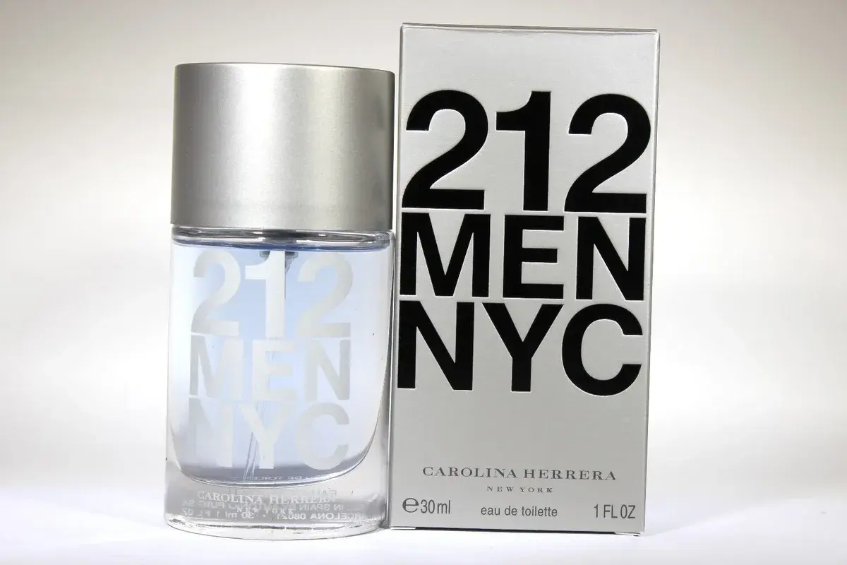 Perfumy 212 MEN NYC Carolina Herrera. Elegancki flakon i srebrne pudełko z wyrazistym napisem.