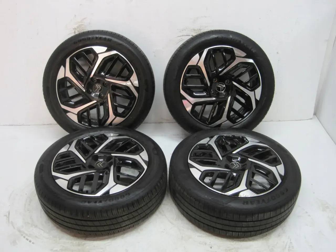Cztery koła z felgami i oponami Goodyear do Citroen C4. Stylowe felgi z czarno-srebrnym wzorem.