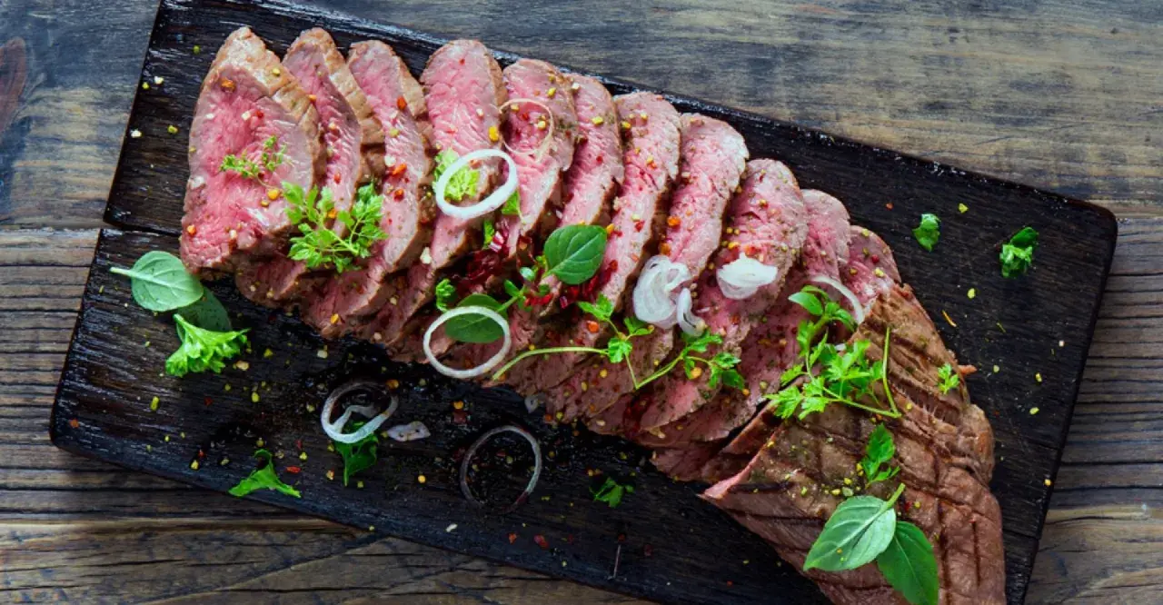 Skivat, saftigt kött med grillränder, garnerat med örter och lökringar. Perfekt för en härlig entrecote marinad.