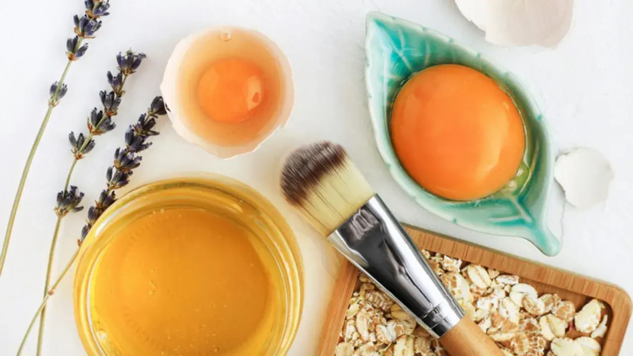 Ingredientes naturales para remedios caseros para piel seca y escamosa: miel, huevo, avena y lavanda.
