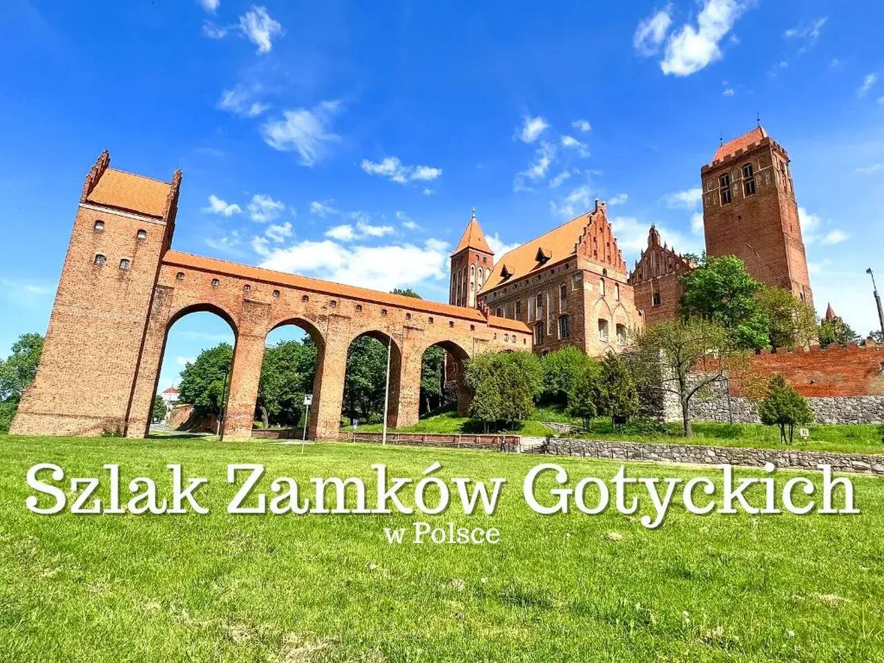 Potężne zamki krzyżackie w Polsce, w tym imponujący zamek z arkadami i wieżami, na tle błękitnego nieba.