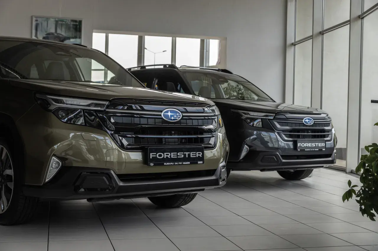 Dwa nowe Subaru Forester w salonie. Idealne do rodzinnych wyjazdów i przygód. Sprawdź ofertę subaru leasing!