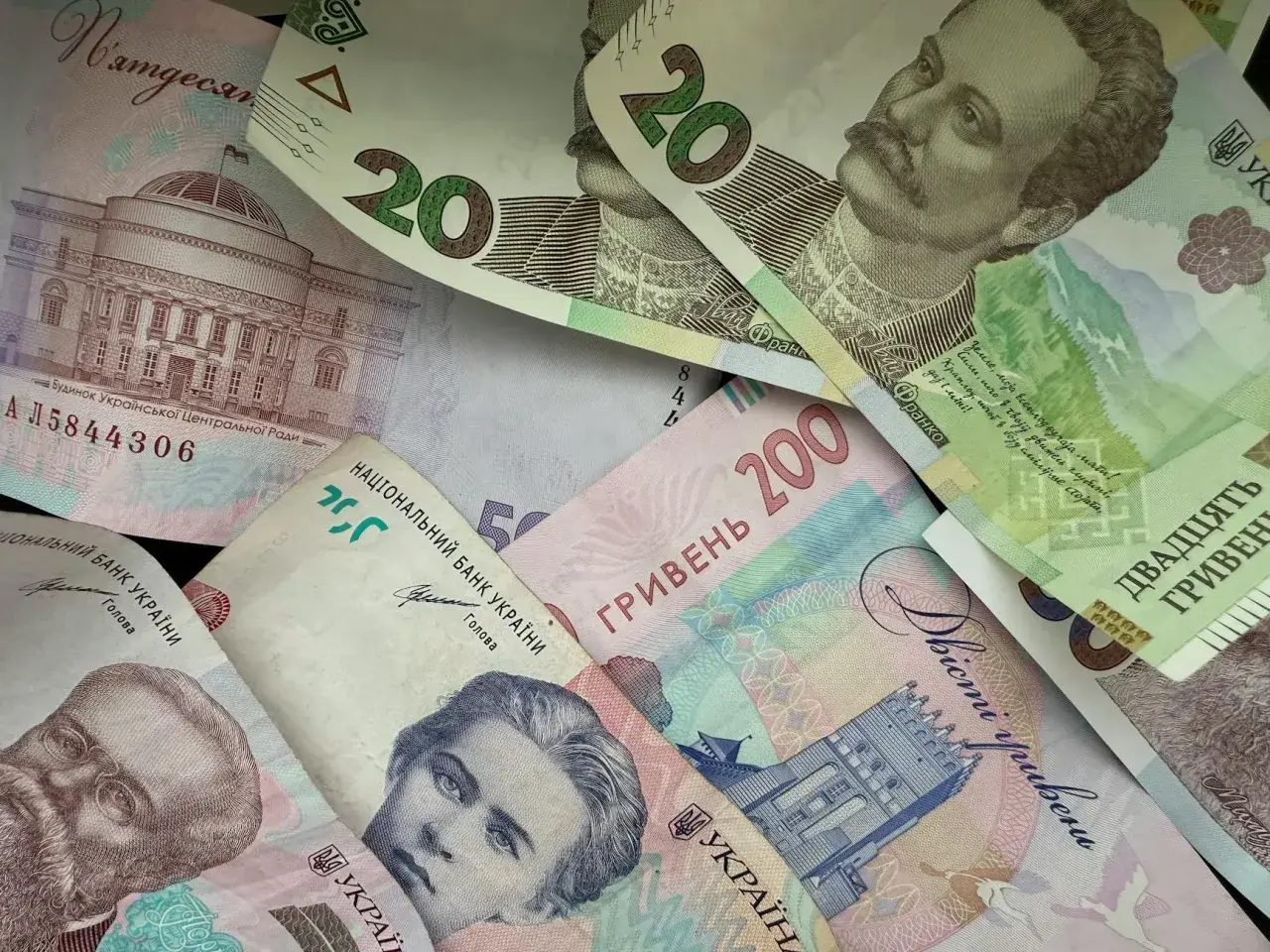 Ukraińska waluta to hrywna. Na zdjęciu widać banknoty o nominałach 20, 50, 100 i 200 hrywien.