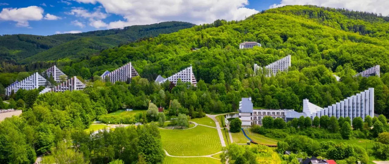Architektoniczne perełki w otoczeniu zieleni. Ustroń i okolice co zwiedzić? To miejsce zachwyca!
