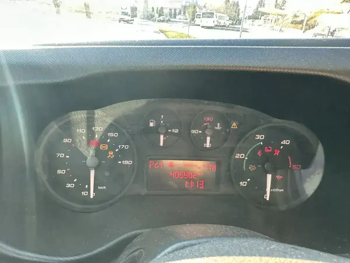 Kontrolka wtrysku świeci się na desce rozdzielczej Iveco Daily. Na liczniku widoczne są również inne wskaźniki i kontrolki.