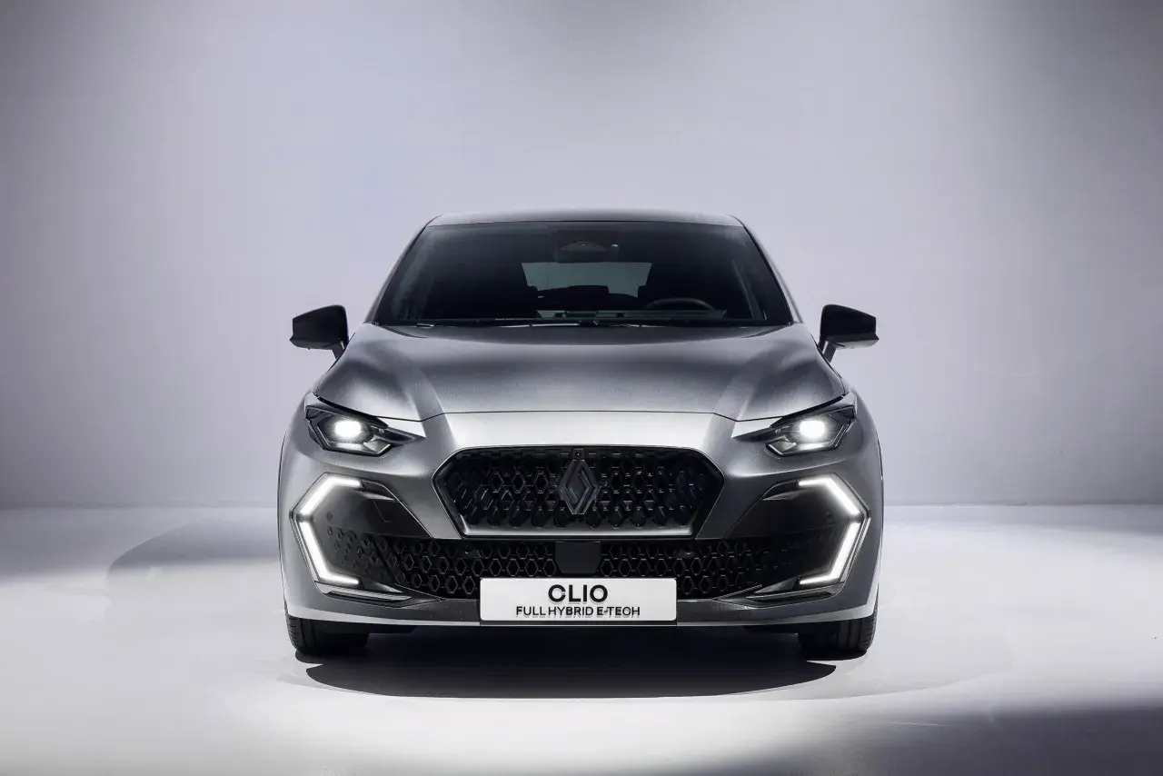 Nowy Renault Clio 2025 w kolorze grafitowym, z nowoczesnym grillem i światłami LED.