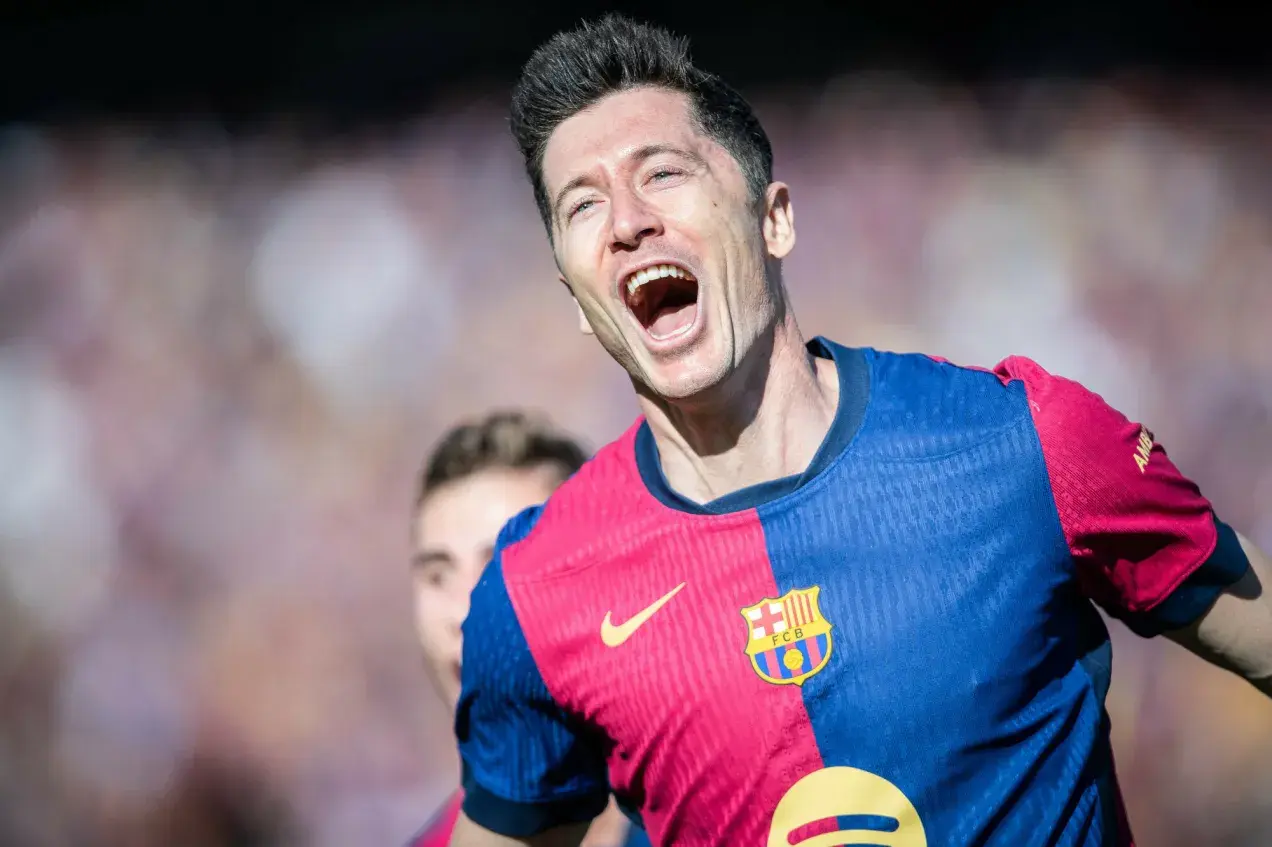 Robert Lewandowski w koszulce Barcelony, radośnie krzyczy. Ile języków zna Robert Lewandowski? Tego nie wiemy, ale na pewno mówi językiem goli!