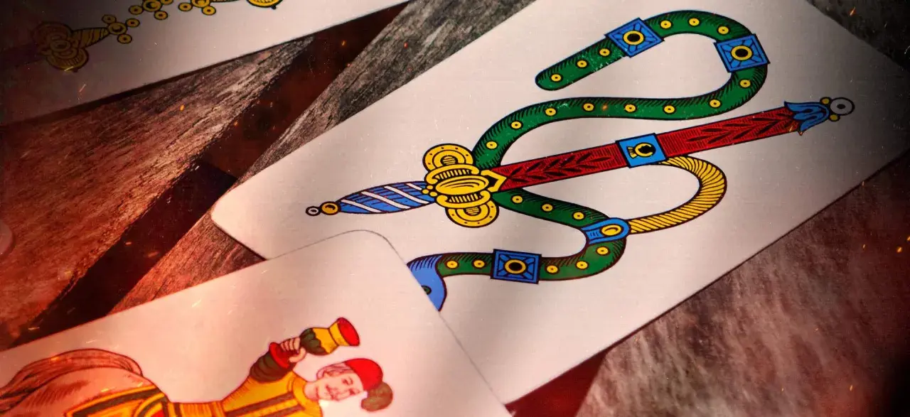 Carte da gioco napoletane, tra cui il sette di spade e un personaggio. Immagina come si gioca a cucù con queste carte!