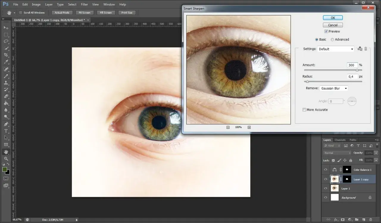 Oko w programie Photoshop, gdzie trwa photoshop zmiana koloru obiektu. Widoczny panel Smart Sharpen.