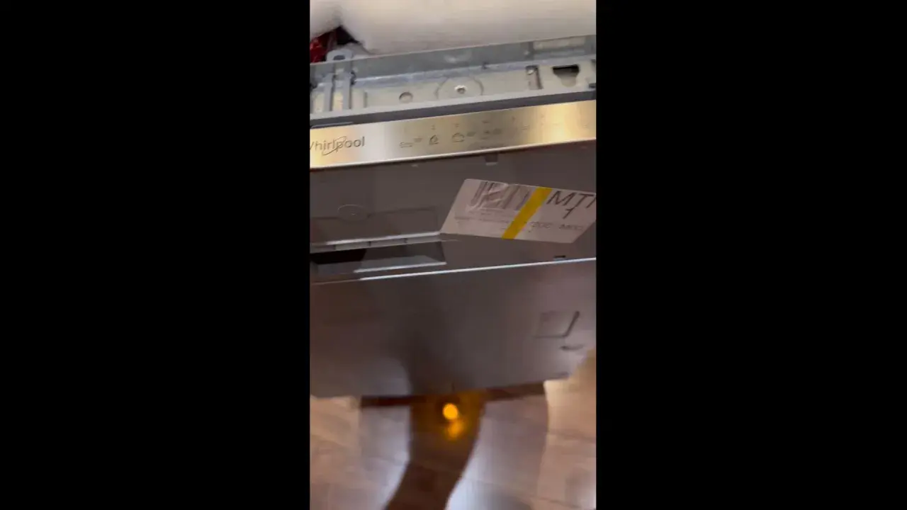 Zmywarka Whirlpool z błędem F15. Widoczny panel sterowania i naklejka z oznaczeniem modelu.