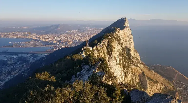 Gdzie leży Gibraltar? Odkryj jego niezwykłe położenie i znaczenie