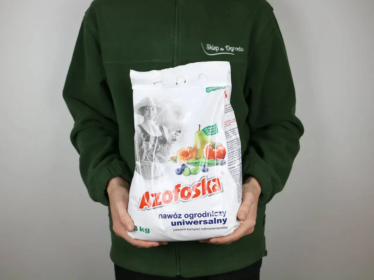 Azofoska nawóz uniwersalny 3 kg. Opakowanie zawiera komplet mikroelementów, idealne do pielęgnacji ogrodu.