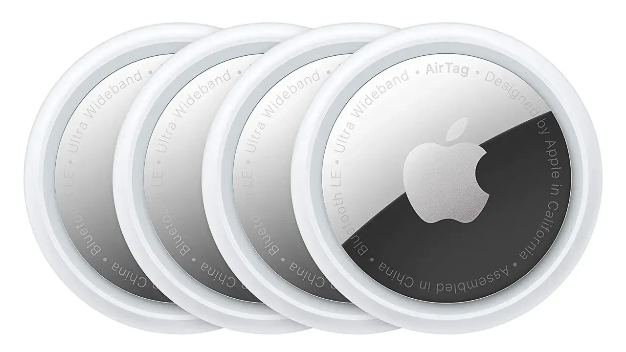 Cztery białe lokalizatory Apple AirTag. Nie ładuje się ich, lecz wymienia baterię.