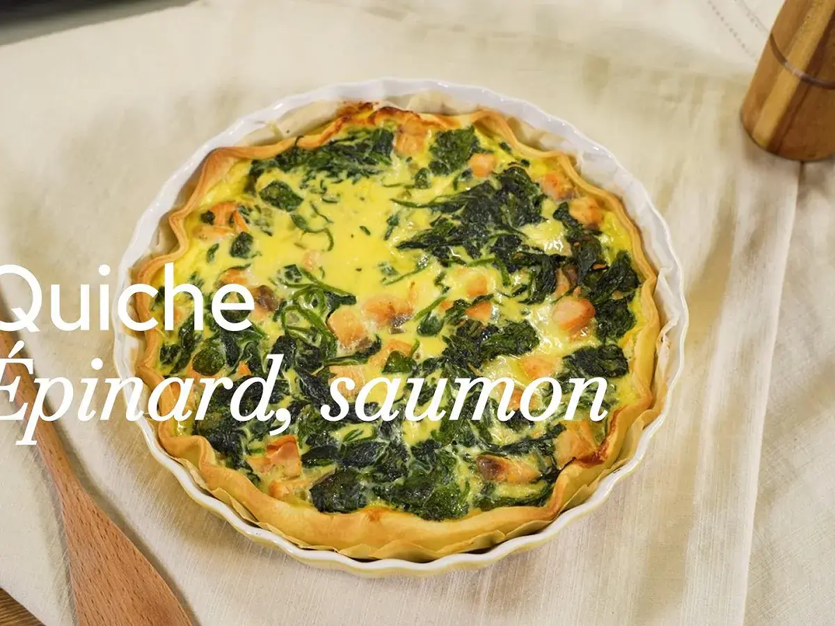 Quiche épinard, saumon, dorée et appétissante, prête à être dégustée.