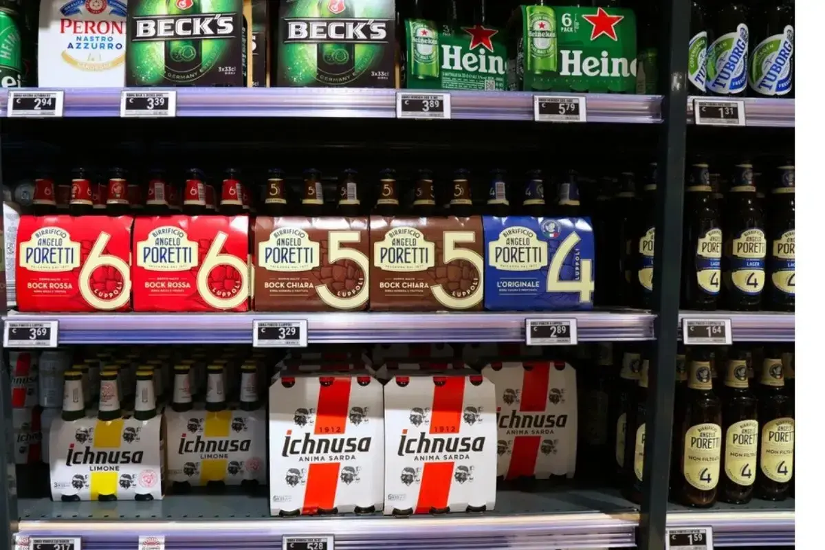 Scaffali pieni di birre, tra cui le birre più vendute in Italia: Poretti, Ichnusa e Beck's.