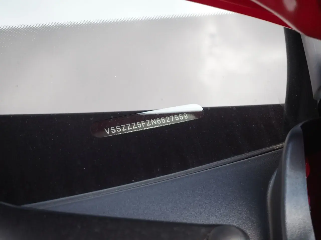 Naklejka z numerem VIN na szybie samochodu. To miejsce, gdzie sprawdzisz oznaczenie silnika.