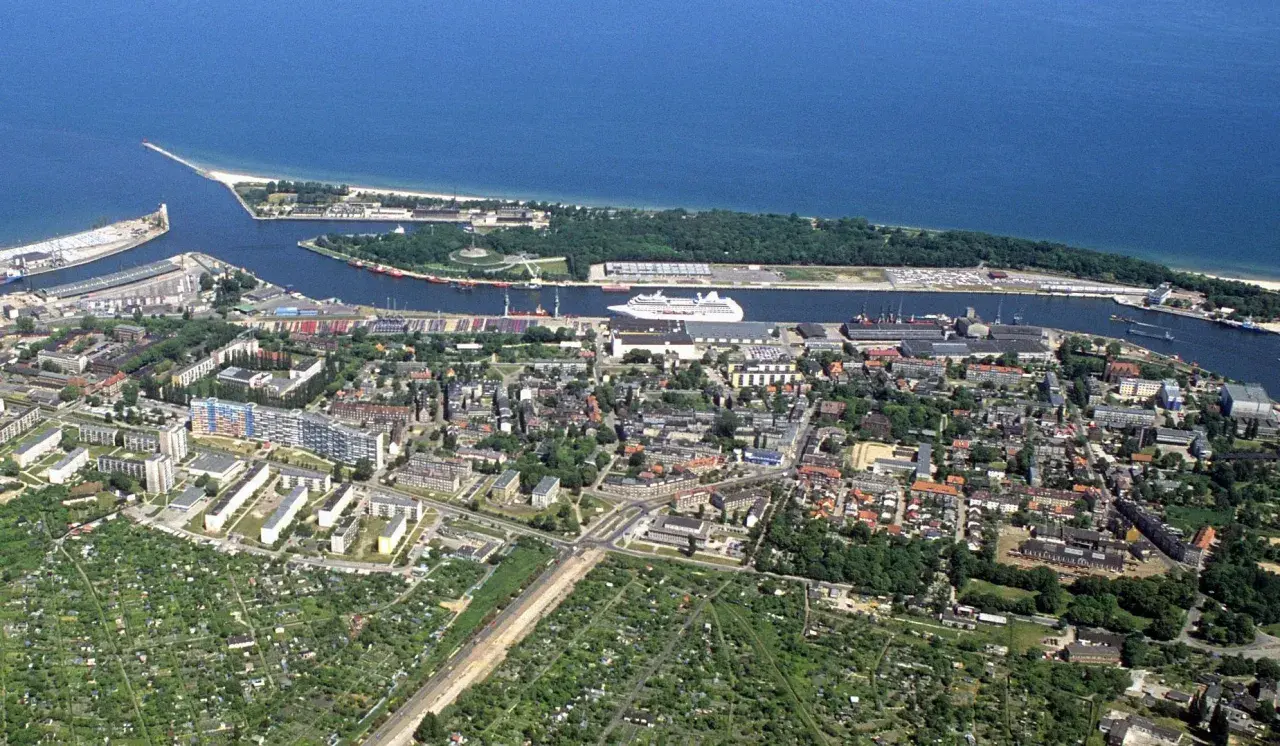 Widok na nowy port gdańsk z morzem, statkami i miastem.