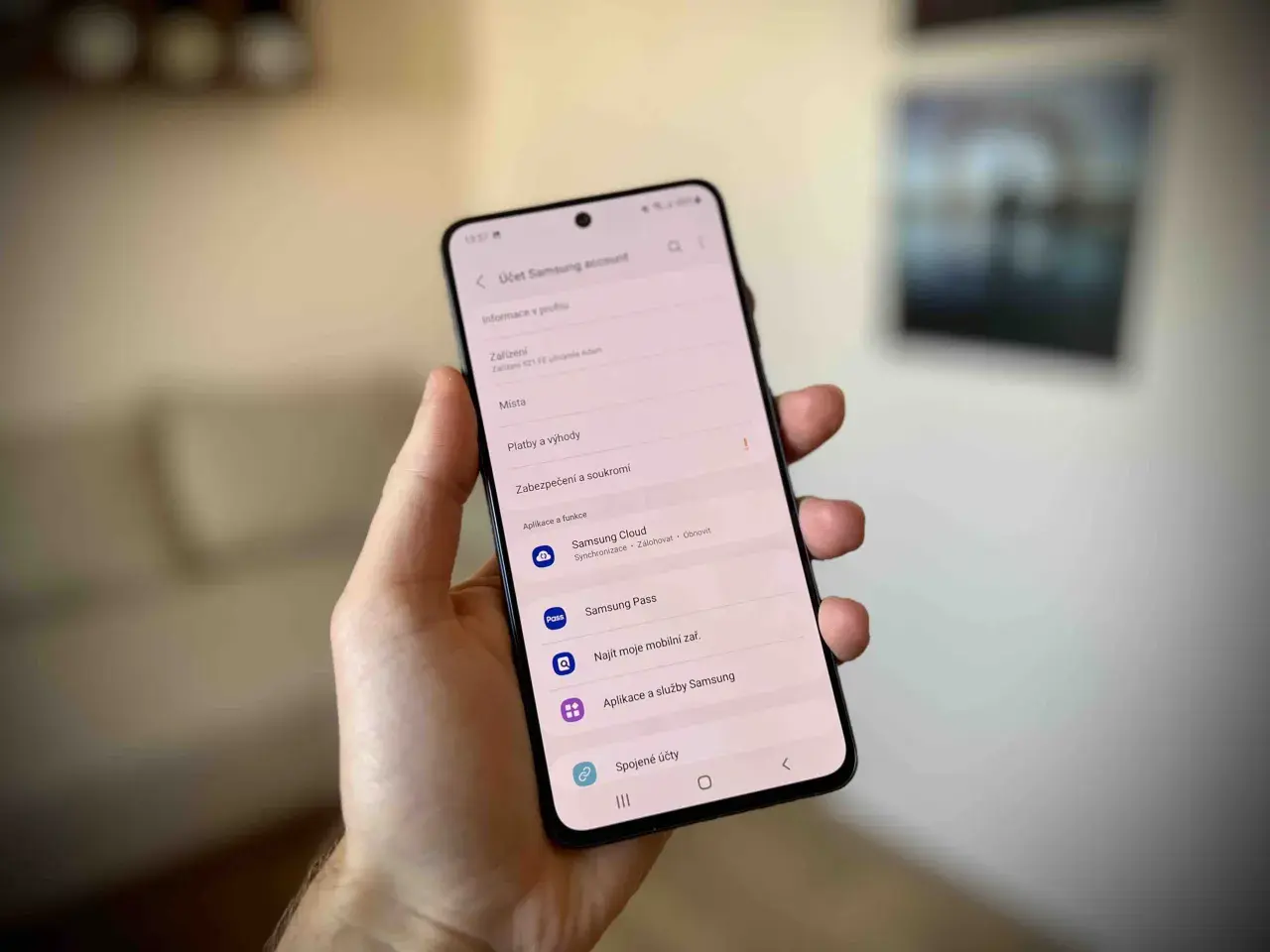 Na ekranie telefonu widać menu "Konto Samsung". Aby dowiedzieć się, jak wylogować się z konta Samsung, należy przejść do ustawień.