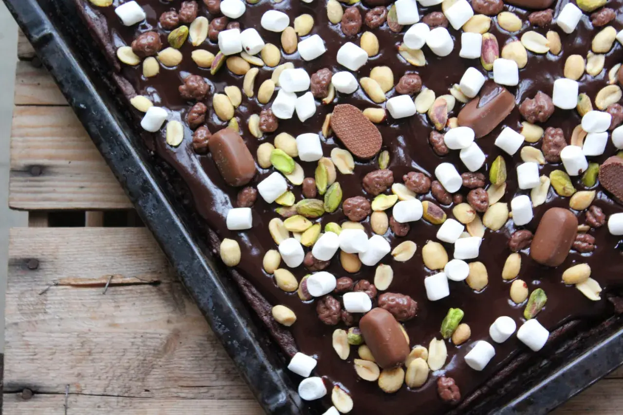 Chokladkaka med jordnötter, pistagenötter, marshmallows och chokladbitar. En riktig rocky road-dröm på en plåt.