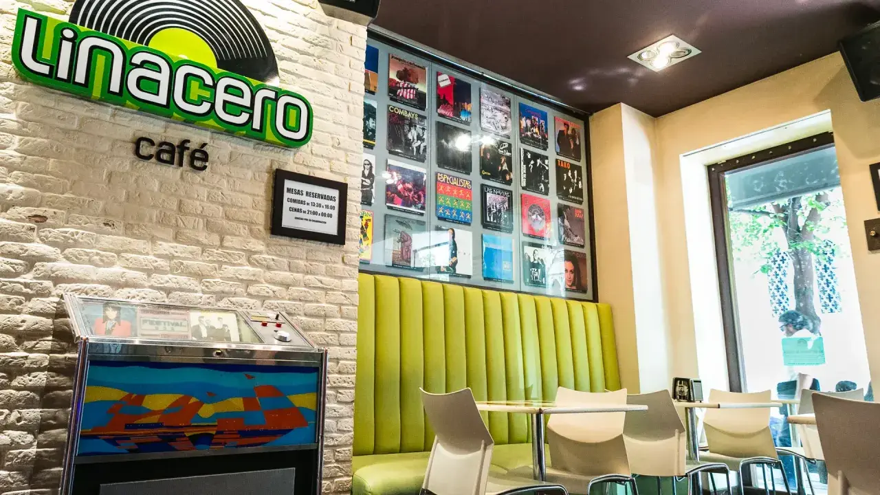 El café Linacero en Zaragoza, con decoración de vinilos y un toque retro.