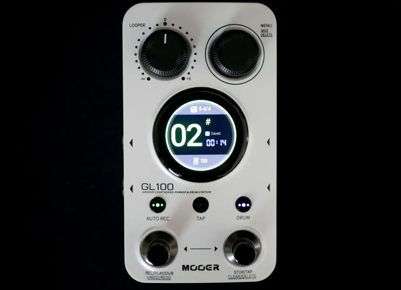 Pédale blanche Mooer GL100, un looper avec écran circulaire affichant "02" et des commandes pour la création musicale.
