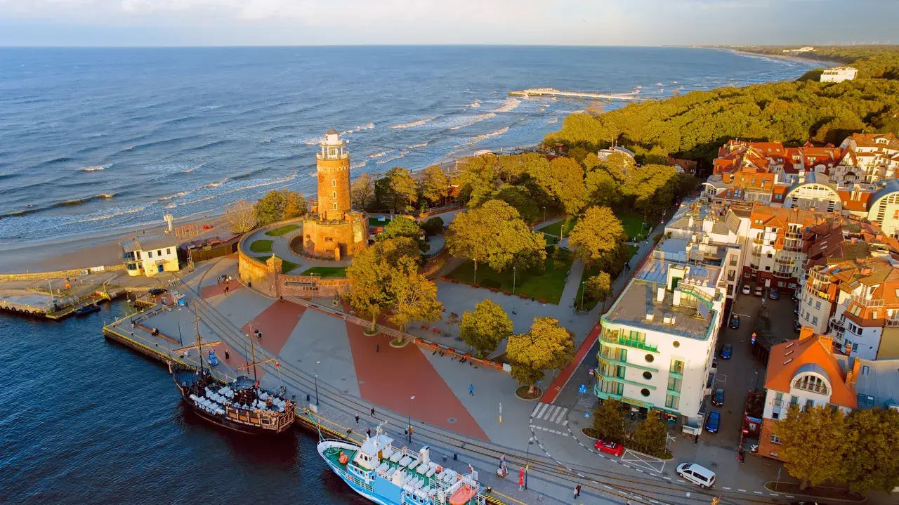 Piękny widok na Sopot z molo i plażą. Idealne miejsce na turnusy rehabilitacyjne Gdańsk Gdynia Sopot.