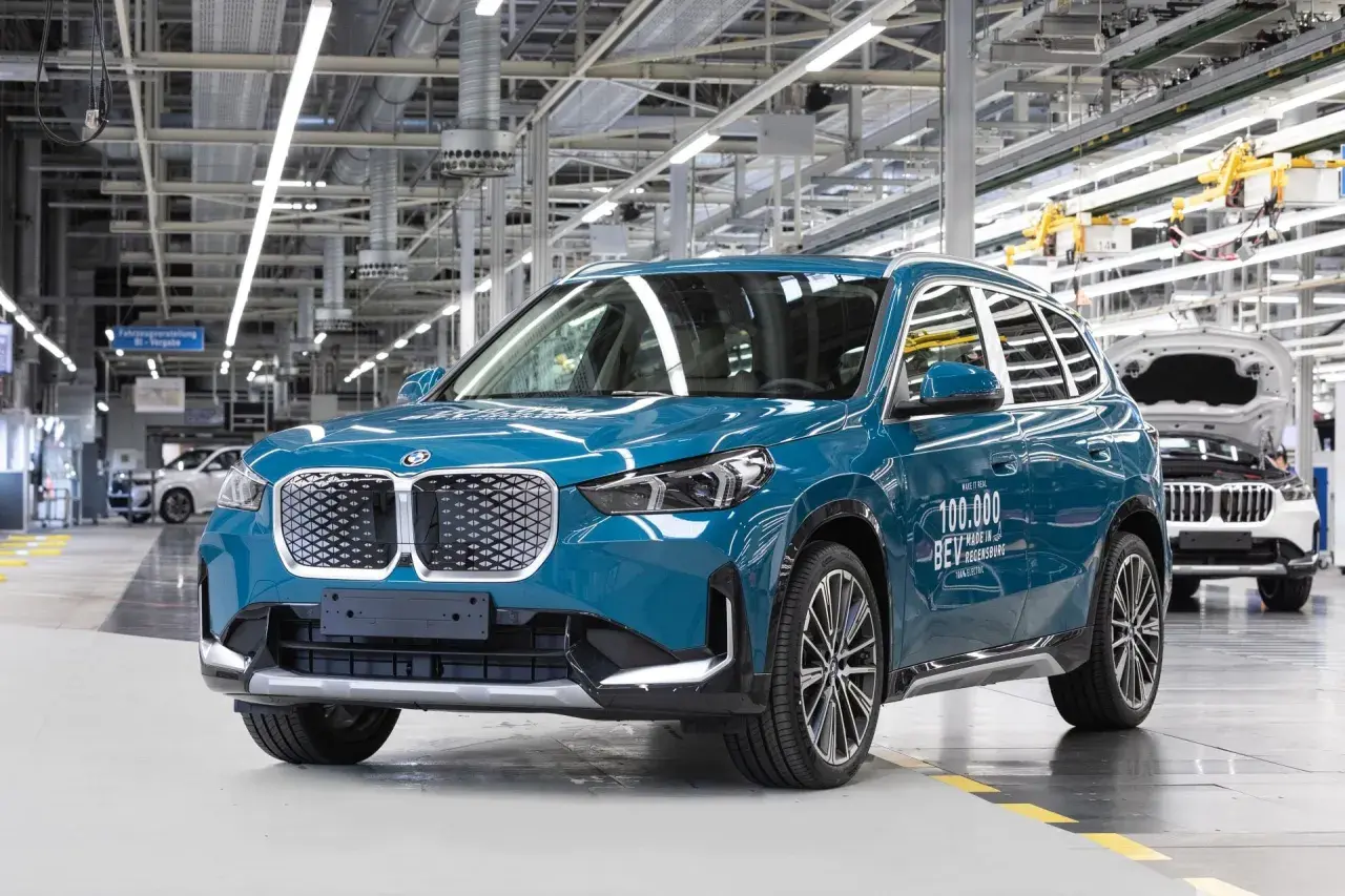 Niebieski BMW iX1, 100 000. wyprodukowany w Niemczech, w fabryce w Ratyzbonie.