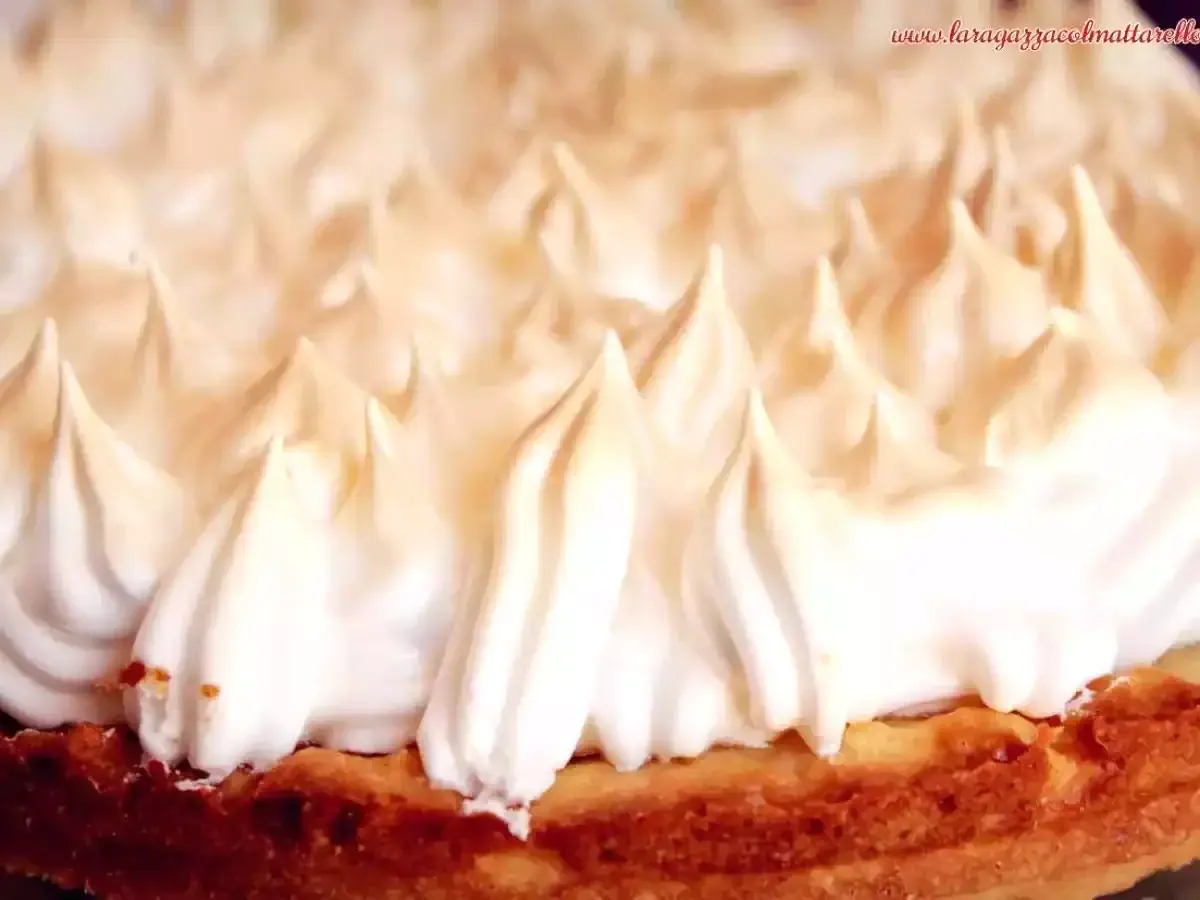 Deliciosa crostata al limone con merengue dorado y picos perfectos.