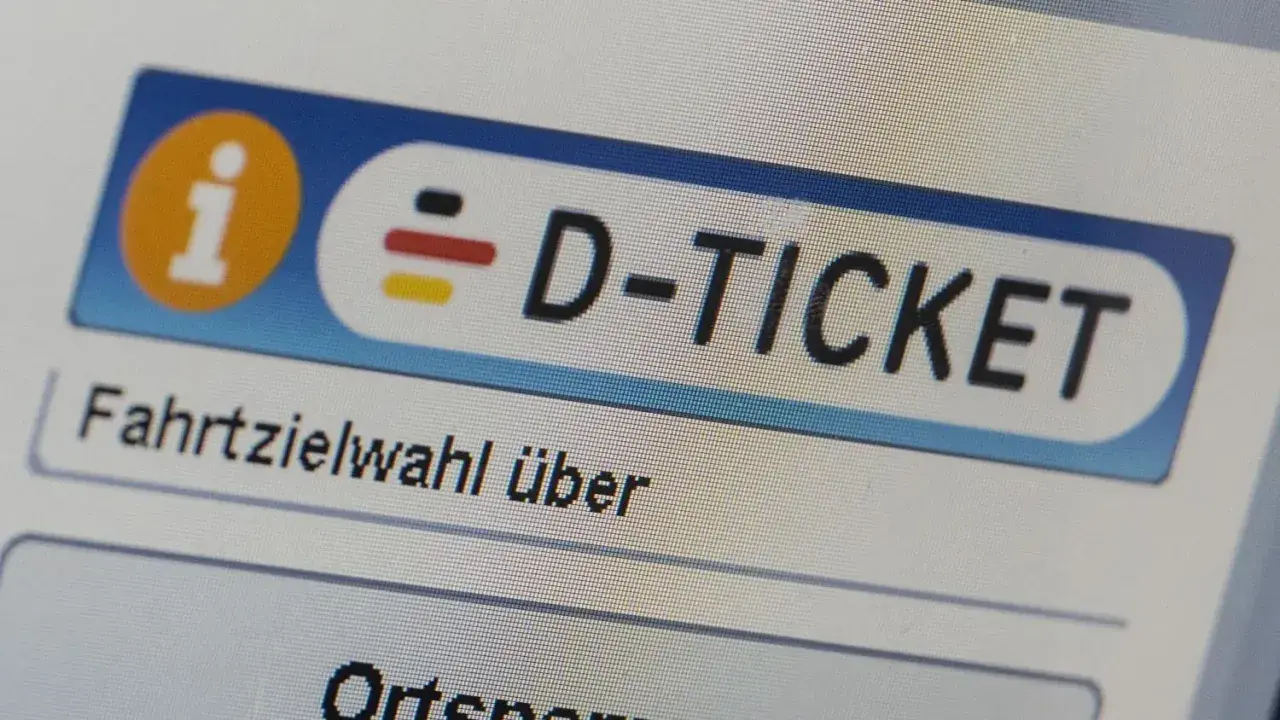 D-Ticket-Logo mit Deutschlandfarben. Mit diesem Ticket kann man auch nach Polen fahren.