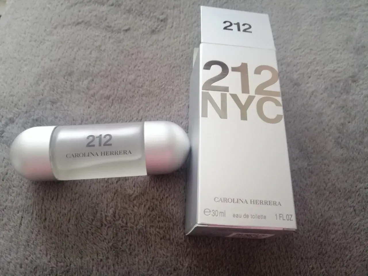 Perfumy Carolina Herrera 212 NYC 100ml w eleganckim, srebrnym flakonie i pudełku.