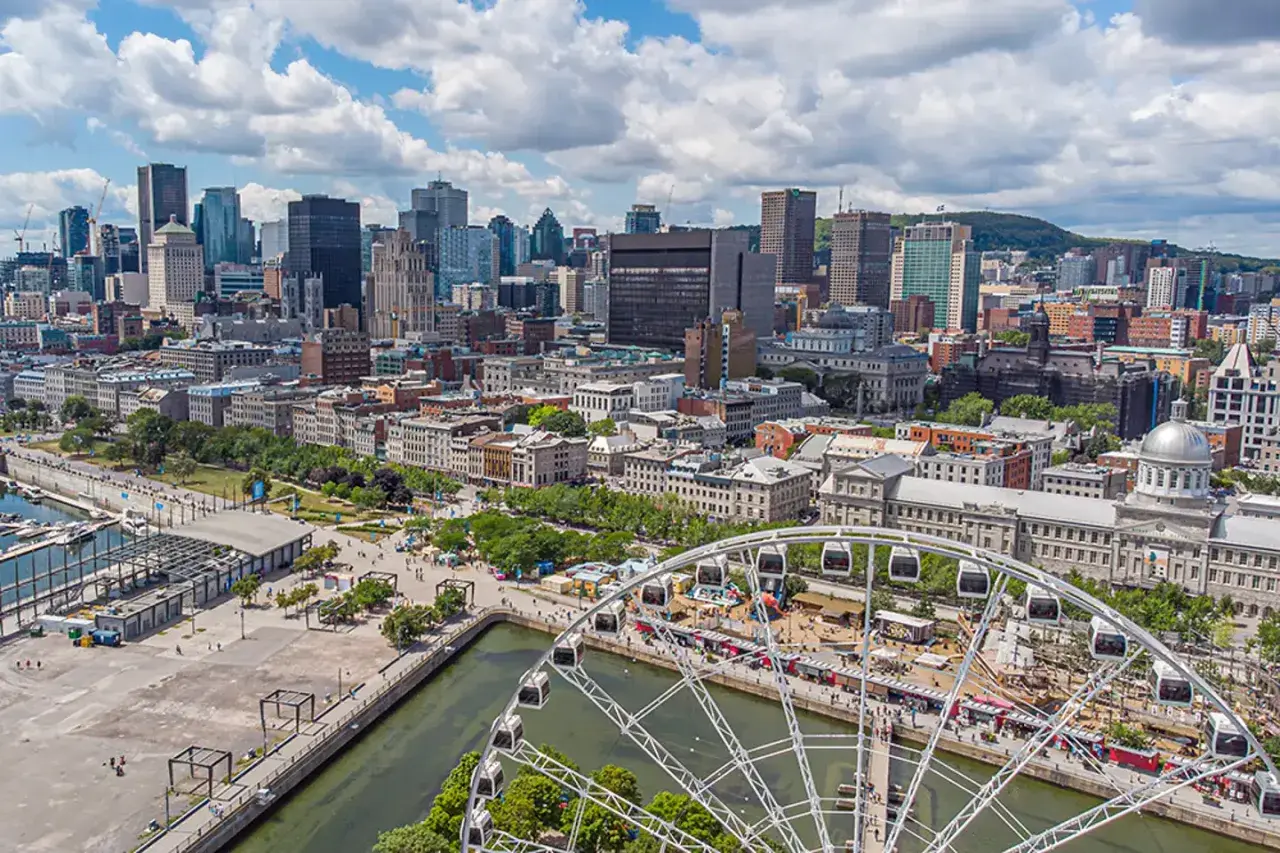 Vista panorámica de Montreal con la noria y el puerto. Descubre qué ver en Montreal, una ciudad vibrante con rascacielos y arquitectura histórica.