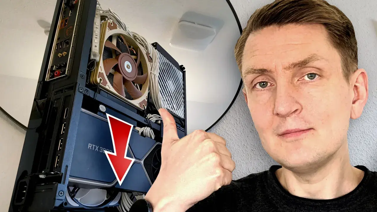 Mann zeigt Daumen hoch neben PC-Gehäuse. Grafikkarte Anschluss Mainboard ist gut sichtbar.
