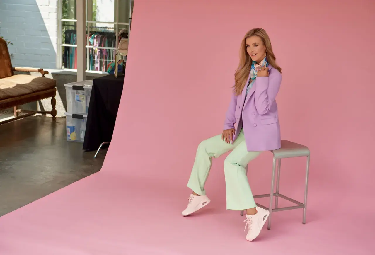 Joanna Krupa prezentuje stylowe, różowe buty sportowe, idealne do letnich stylizacji.