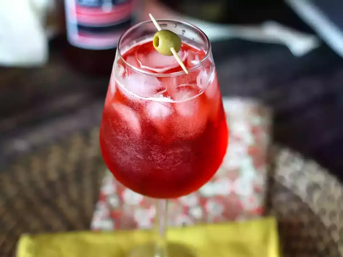 Orzeźwiający Campari Spritz. Idealny przepis na letnie popołudnie. Zobacz, jak łatwo go przygotować!