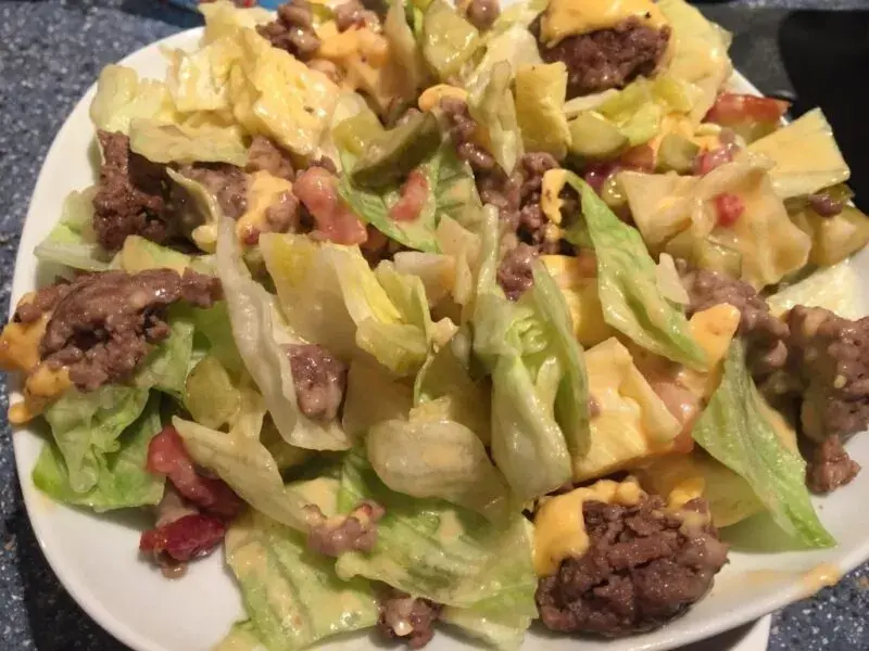 Big Mac Salat: Kult-Geschmack ohne Brötchen Einfaches Rezept