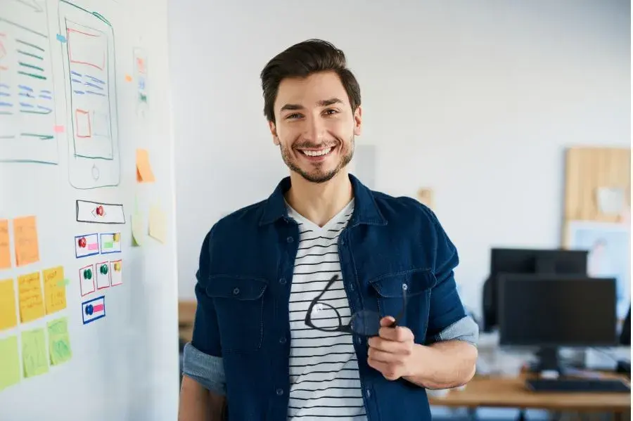 Realne zarobki na tworzeniu stron internetowych: od freelancera do etatu