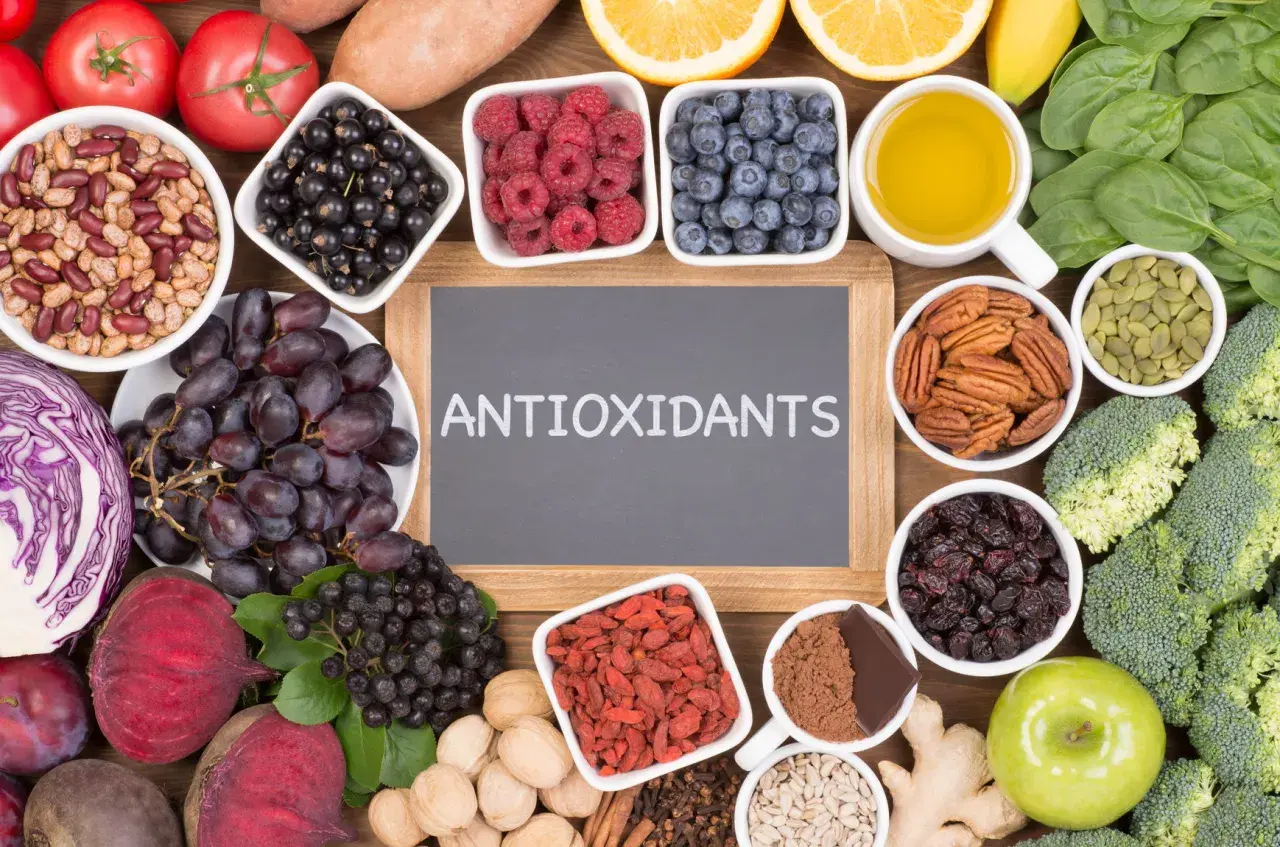 En mängd färgglada frukter, bär, grönsaker och nötter som är rika på antioxidanter mat.