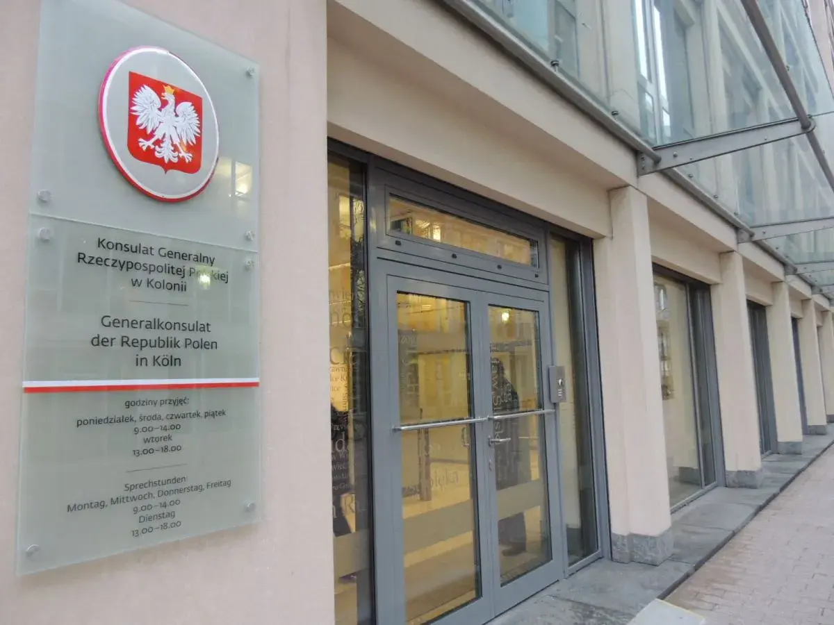 Tablica informacyjna Konsulatu Generalnego RP w Kolonii. To nie ambasada, a placówka dyplomatyczna niższego szczebla.