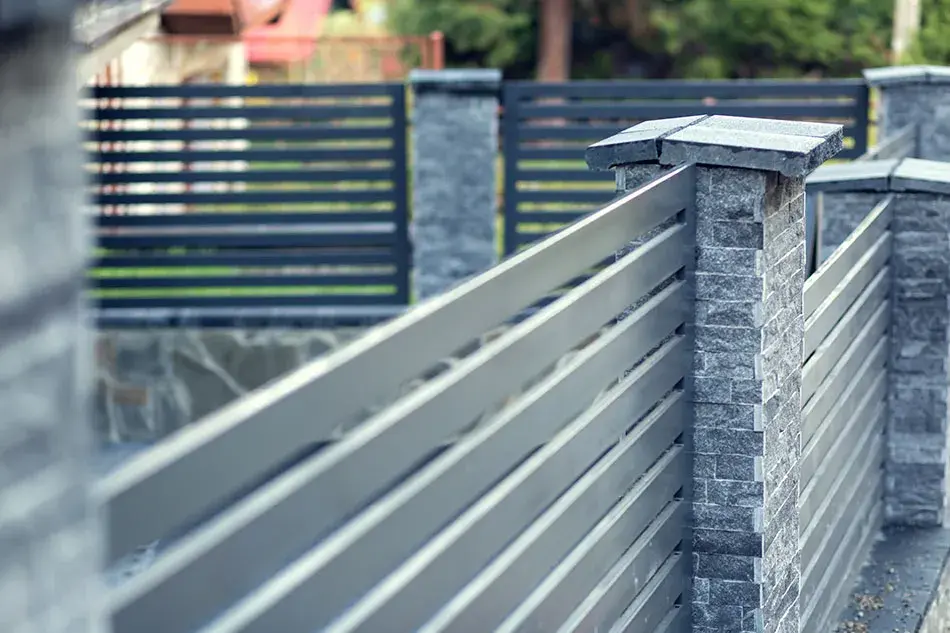 Jaką farbę na rdzę ogrodzenie wybrać, aby skutecznie chronić metal?