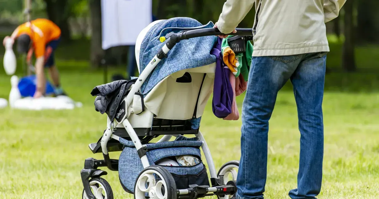 Ojcowski Park Narodowy: atrakcje dla dzieci. Rodzina z wózkiem spacerowym cieszy się zielenią i aktywnościami na świeżym powietrzu.