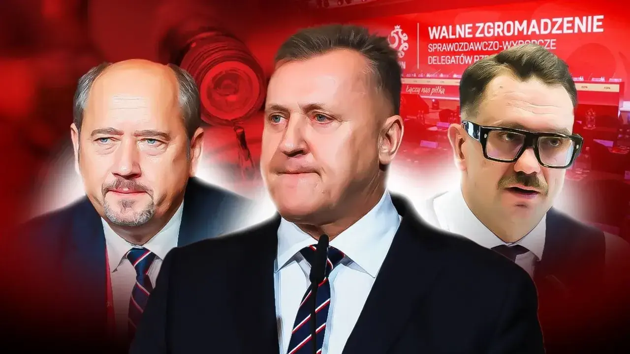 Trzech mężczyzn w garniturach, w tym prezes PZPN, na tle czerwonego banera z napisem "WALNE ZGROMADZENIE".