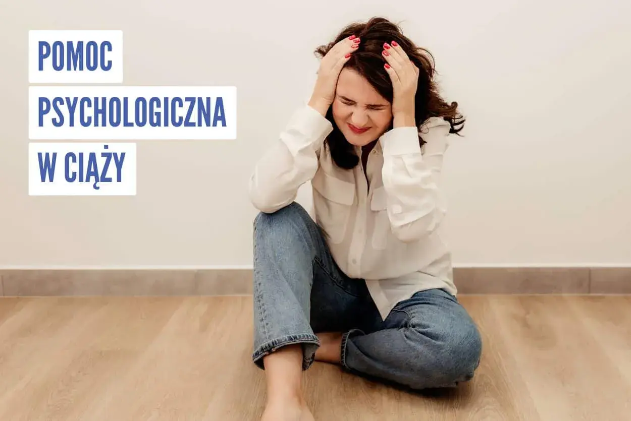 Kobieta w ciąży, z rękami na głowie, przeżywa trudne emocje. Pomoc psychologiczna dla przyszłych mam, nawet dla synowej, jest ważna.