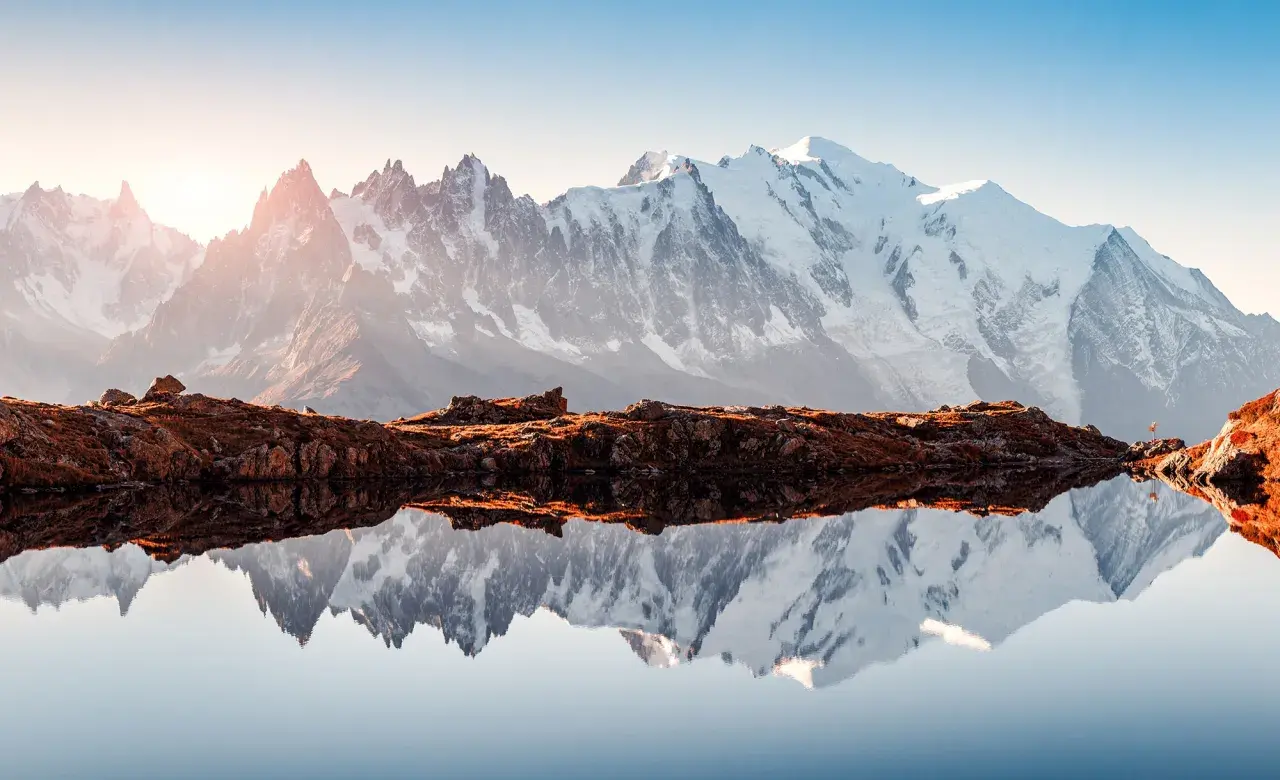 Spiegelglatte Bergseen reflektieren die schneebedeckten Gipfel des Mont Blanc. Hier liegt der Mont Blanc, majestätisch und erhaben.