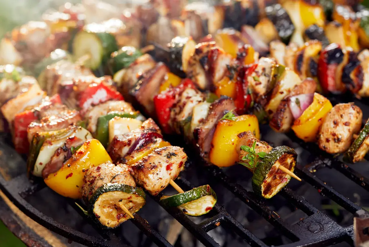 Szaszłyki z kurczaka, papryki i cukinii grillowane na ruszcie.