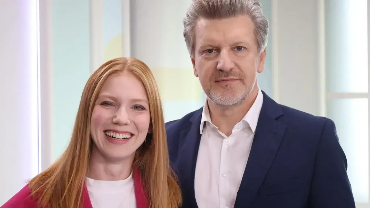 Uśmiechnięta Marianna Gierszewska z rudymi włosami obok mężczyzny w garniturze. Czy to jej rodzice?