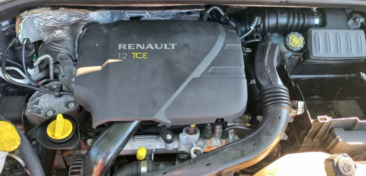 Silnik Renault 1.2 TCE z widocznymi elementami osprzętu i przewodami.