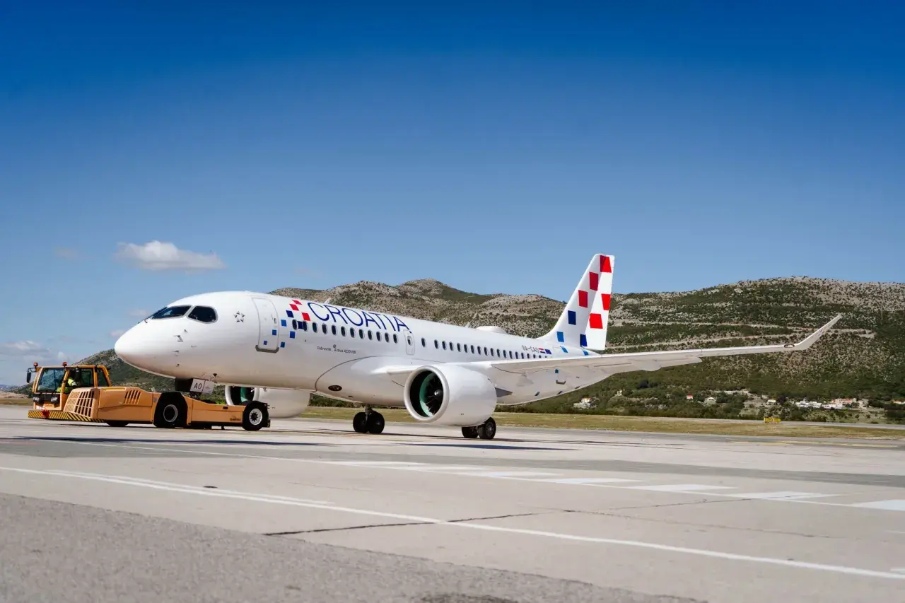 Samolot Croatia Airlines na płycie lotniska, gotowy do startu. Marzysz o bezpośrednie loty do chorwacji?