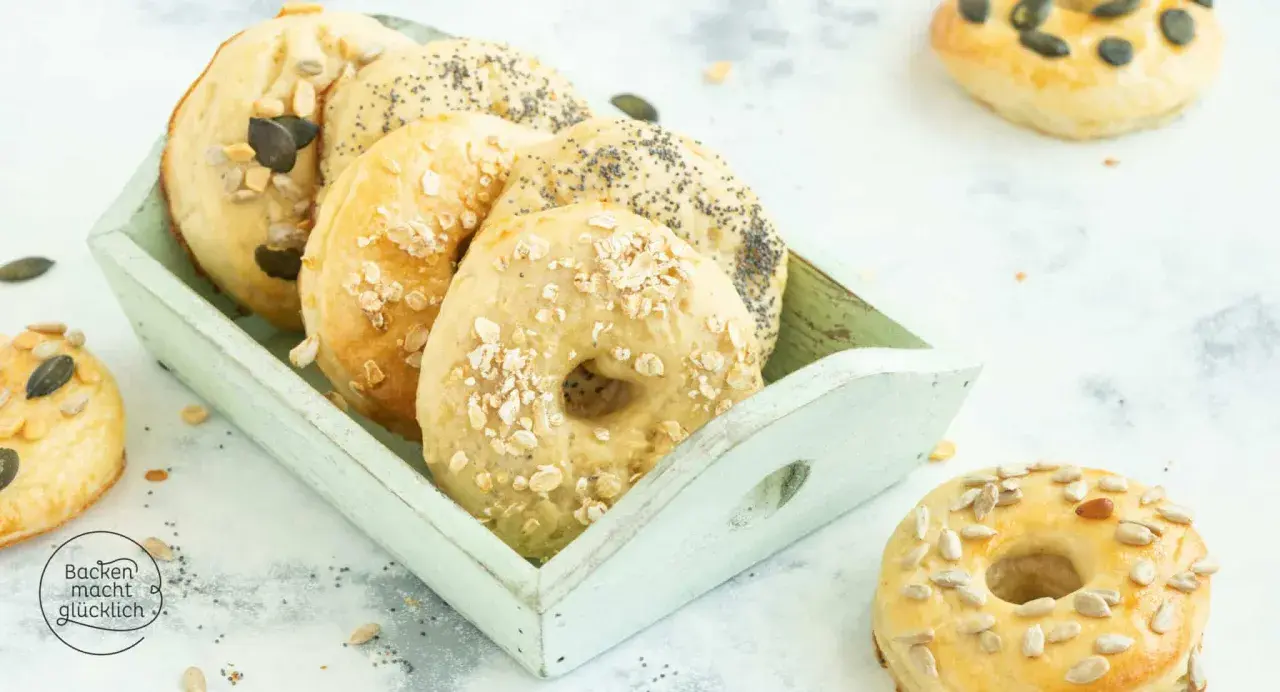 Frisch gebackene Bagels mit Haferflocken, Mohn und Kernen. Ein tolles Bagel Rezept für jeden Tag.